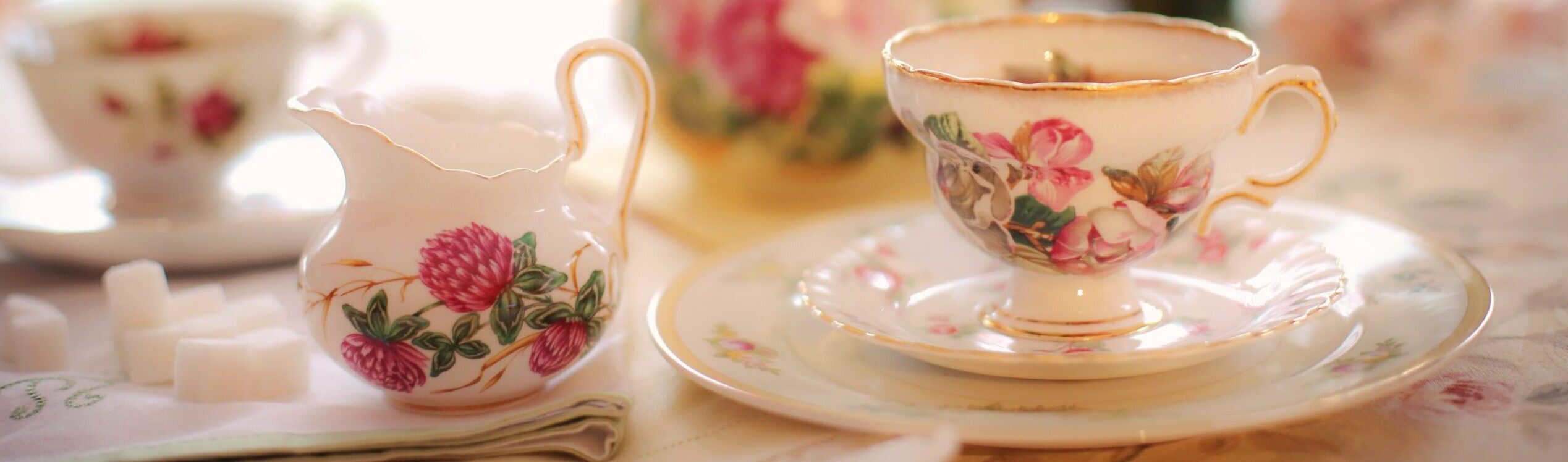 Photo d'une tasse de thé fleurie